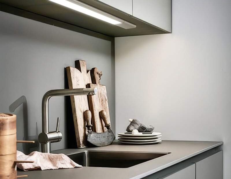 best bettery operate under cabinet light